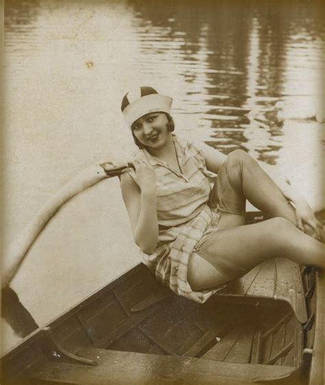 33 found snapshots of glamorous girls in the early 20th century