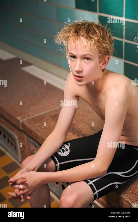 Junge Schwimmer 12 Oder 13 Jahren In Der Badehose Sitzen Auf Einer