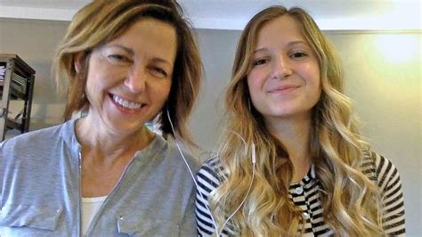 mom takes selfie in daughters dorm room ends in the most