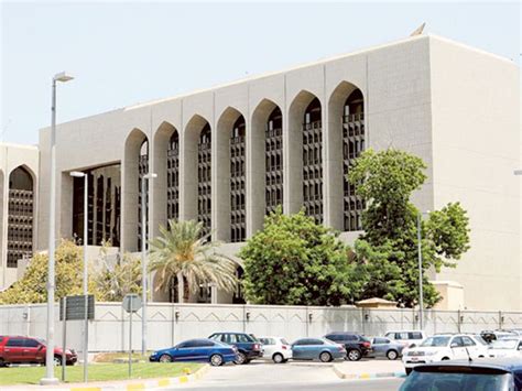 uae credit growth expected  pick    quarter banking gulf news