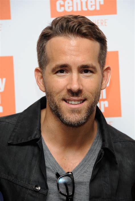 ryan reynolds opens    fathers death   dying moments    laugh