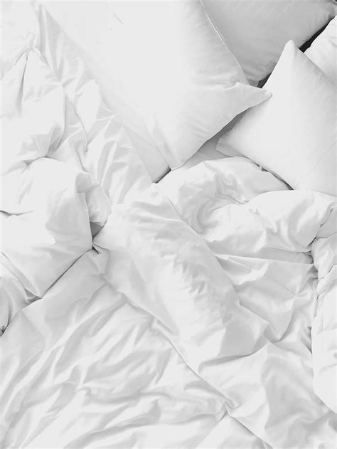 Hd Wallpaper White Pillows On Bed Photo Of Crumpled Bed Linen Set