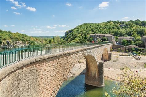 de brug  de rivier ardeche dichtbij het oude dorp balazuc  redactionele stock afbeelding