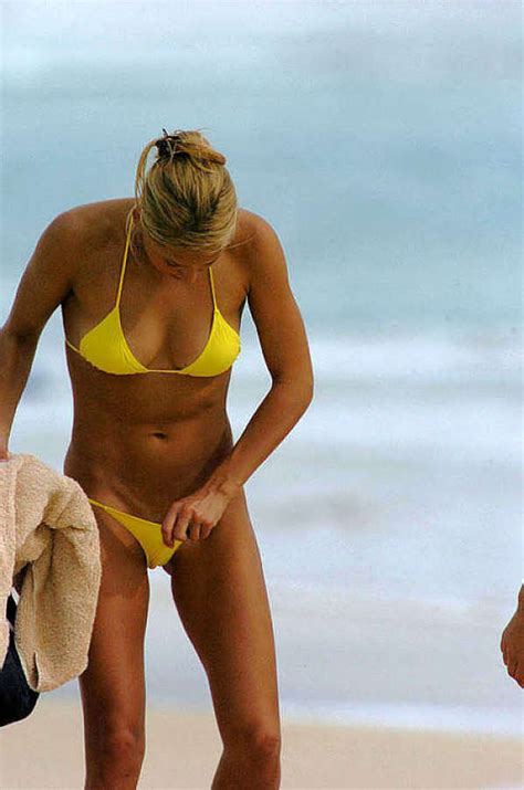 anna kournikova hot body in a little bikini photo 7