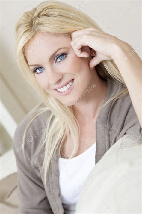porträt von schöne junge blonde frau mit blauen augen — stockfoto 6266272