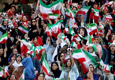 Mujeres Iraníes Asisten A Partido De Fútbol Por Primera Vez En Cuarenta