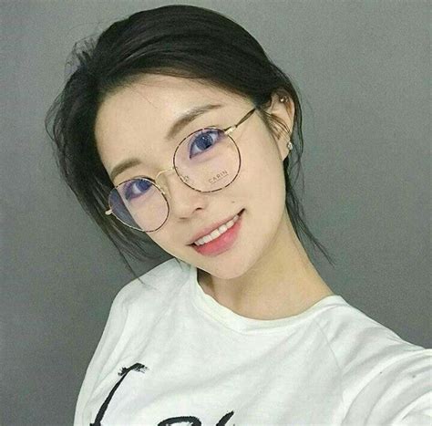 Pin By 𝑠𝑤𝑎𝑛𝑑𝑖𝑎𝑟𝑦 ꒱࿐♡ ˚ ೃ On Ulzzangs Ulzzang Glasses