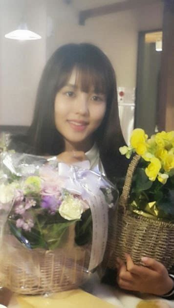 김소현 중학교 졸업식 인증샷 공개… 빛나는 미모는 덤