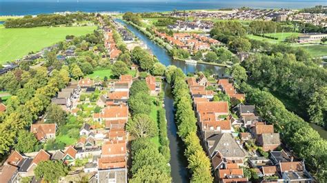 luchtfoto drone uitzicht op edam stad stadsgezicht van bovenaf premium foto