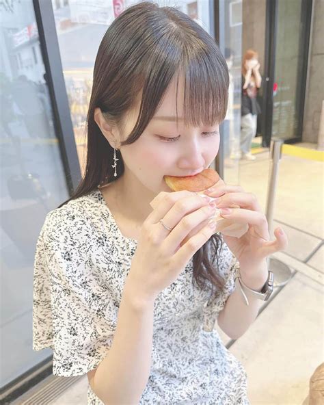 八木沙季さんのインスタグラム写真 八木沙季instagram 「🤍🤍 ドーナツ大好き🍩 あとちょっと小指が気になりますね😀 パンと