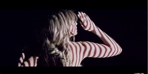 thalía se desnuda para el video de la canción solo parecía amor