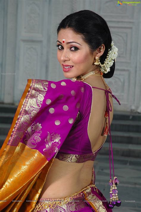 sada showing her side view of b00bs navel and waist in saree and blouse hot stills