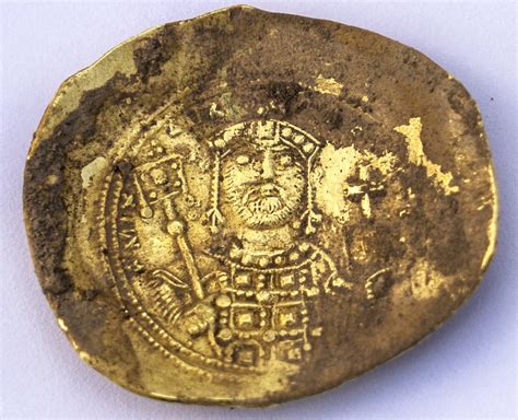 treasure hoard  rare gold coins   crusader conquest discovered  caesarea israel