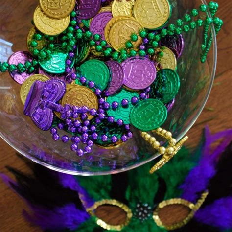 Colored Coins In A Vase Mardi Gras Centerpieces Mardi Gras Decorations