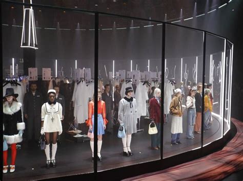 salib dan aksesori bdsm warnai koleksi terbaru gucci di milan fashion week
