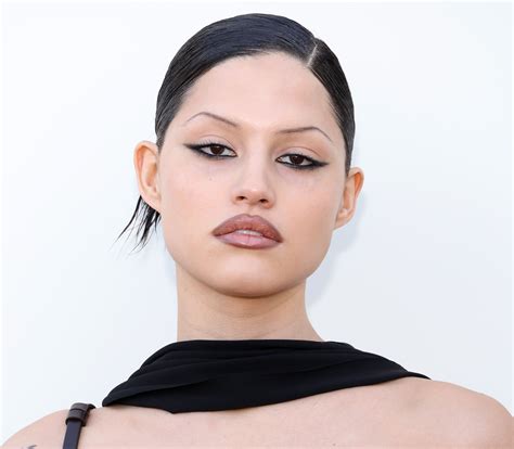 skinny eyebrows   latest  beauty trend  return fashion