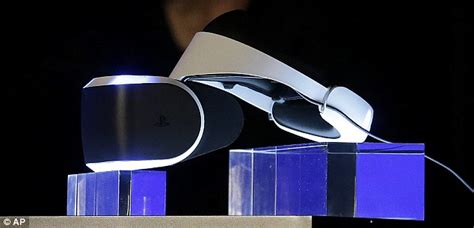 Samsung Gear Vr Virtual Reality Headset Revealed Daily Mail Online
