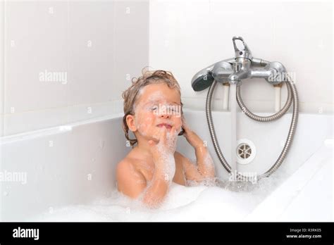 niña bañandose en la ducha fotografías e imágenes de alta resolución
