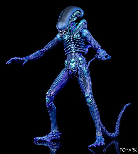 neca alien club exclusive kenner tribute purple alien warrior toyark exclusive