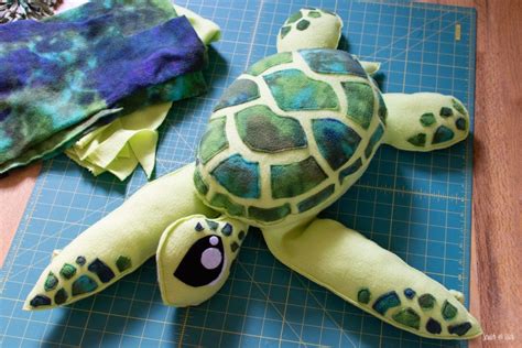 sea turtle softie pattern scratch  stitch diy crochet projects