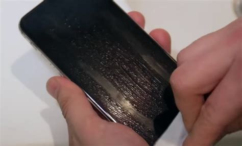 safely  effectively clean  phone screen