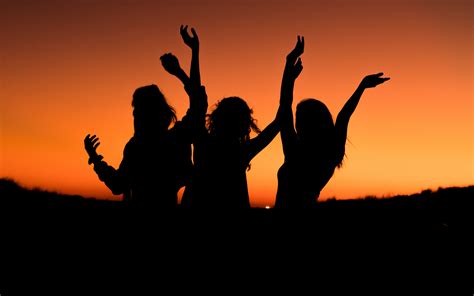 sunset girls party 4k wallpapers hd wallpapers id 22542
