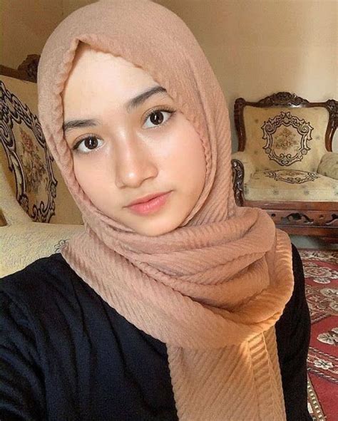 9 Wanita Cantik Hijab Di 2020 Wanita Wanita Cantik Kecantikan