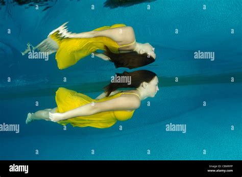 frau schwimmt im pool mit gelben kleid stockfotografie alamy