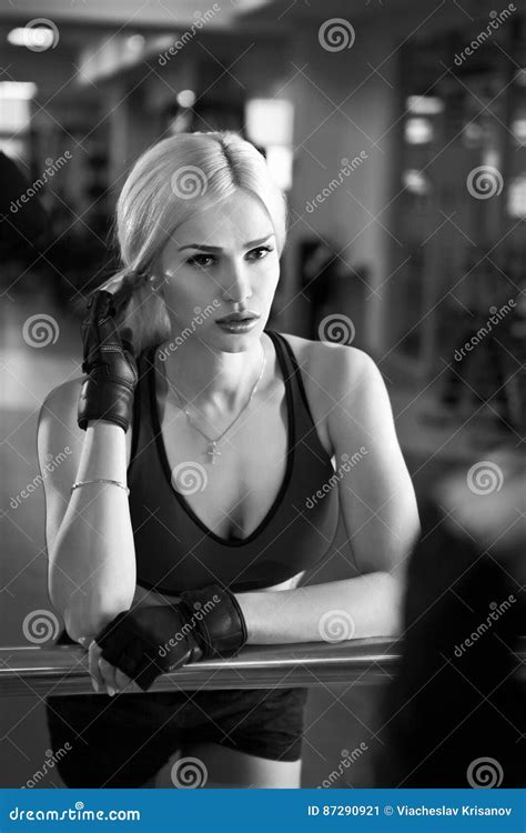 portrait of a beautiful woman dressed in sports clothes in the gym