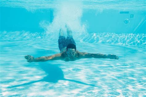 mens die onder water zwemt stock afbeelding afbeelding bestaande uit frame