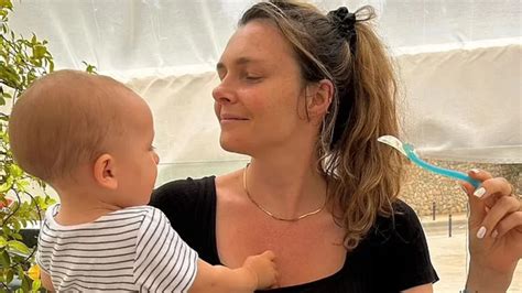 una mamá defiende la crianza vegana de su hijo de un año lo alimenta
