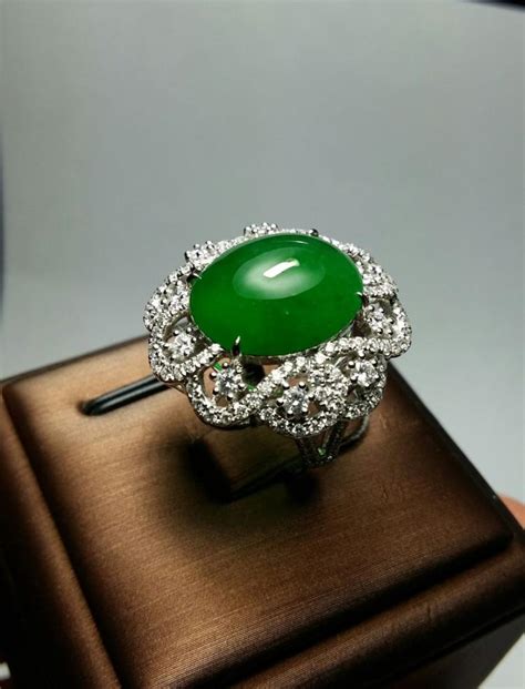 emerald green jadeite jade 18k and diamond ring