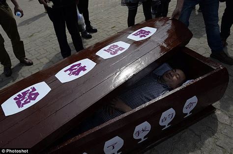 china trend sees people lying in coffins to simulate death at their