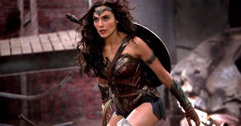 Wonder Woman Looks Incredibly Hot In This Action Packed