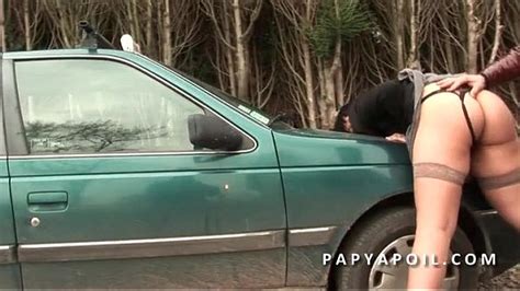 papy baise une grosse coquine avec un pote qui la sodomise sur la voiture xvideos