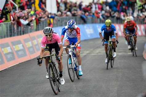 Video Giro D’italia Simon Yates Vince Il Tappone