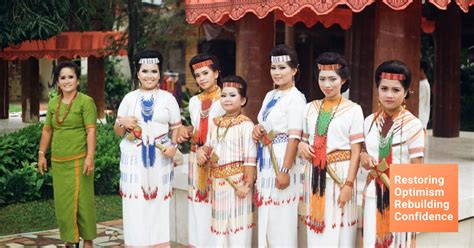 pakaian adat sulawesi selatan toraja kebudayaan sulawesi selatan lengkap  tarian pakaian