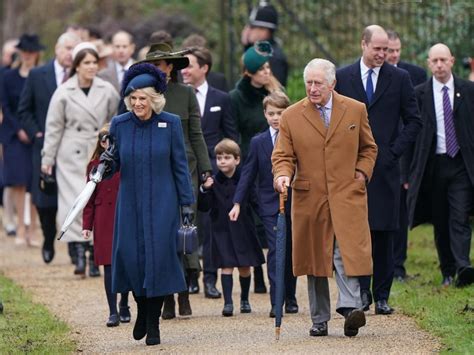 show royal family members arriving  church    christmas   queen