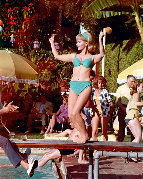 Debbie Reynolds Dancing In A Bikini 24 Femmes Per Second