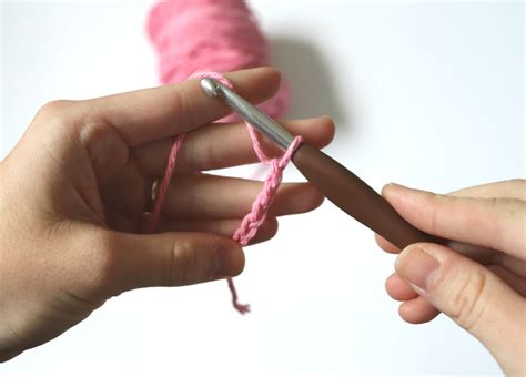hold  crochet hook  yarn tips  tension sigoni macaroni