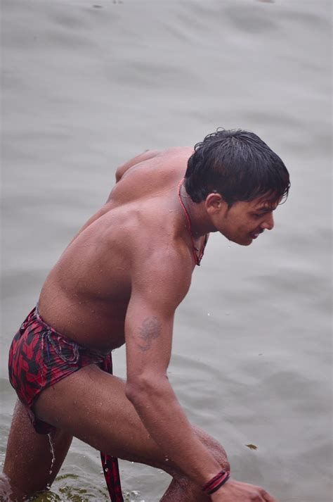 hindu women bathing