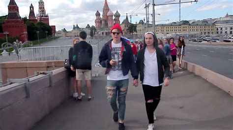 Watch 2 Russian Men Held Hands In Public People Reacted Horribly Vox