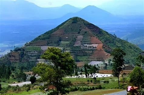 indonesias gunung padang    worlds oldest pyramid study