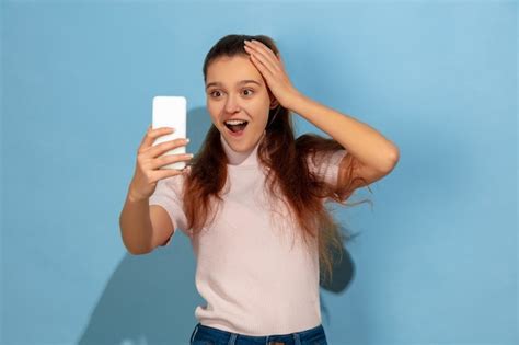 teenager mädchen das selfie nimmt kostenlose foto