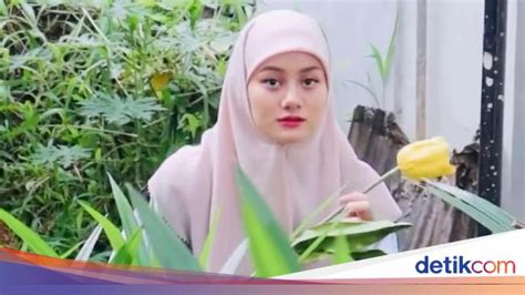 6 Pesona Dinda Hauw Foto Ala 90 An Pakai Hijab Bak Anak Madrasah