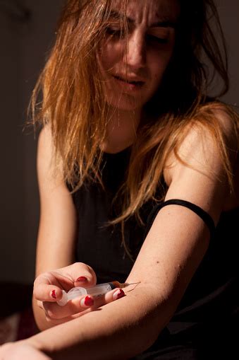 drug addicted girl with a syringe using drugs fotografie stock e