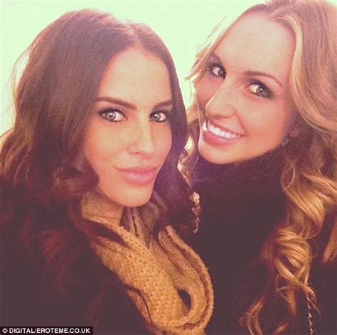 Jessica Lowndes Holidays In Nyc With Friends Daily Mail Online