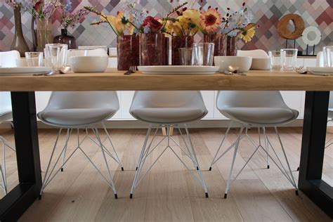brede planken eiken lamelparket prachtige houten vloer met naturel  breakfast bar table