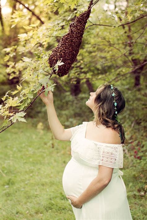 pregnant woman causes a real buzz in maternity photoshoot