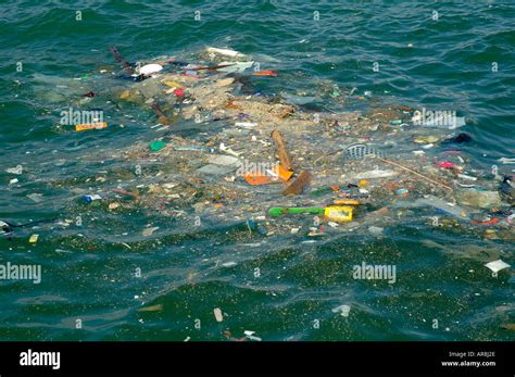 meeresverschmutzung durch plastik und muell stockfotografie alamy